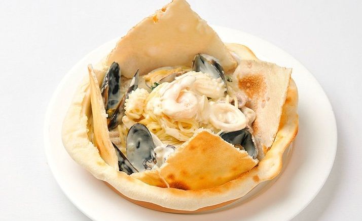 뚝배기에 담긴 해산물 토마토 파스타